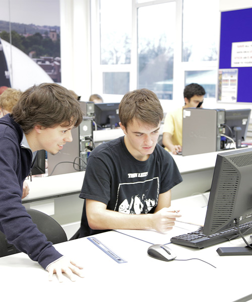 Durham-Law Durham University 杜倫大學電腦科學系 (Computer Science) 學生使用最新科技設施學習