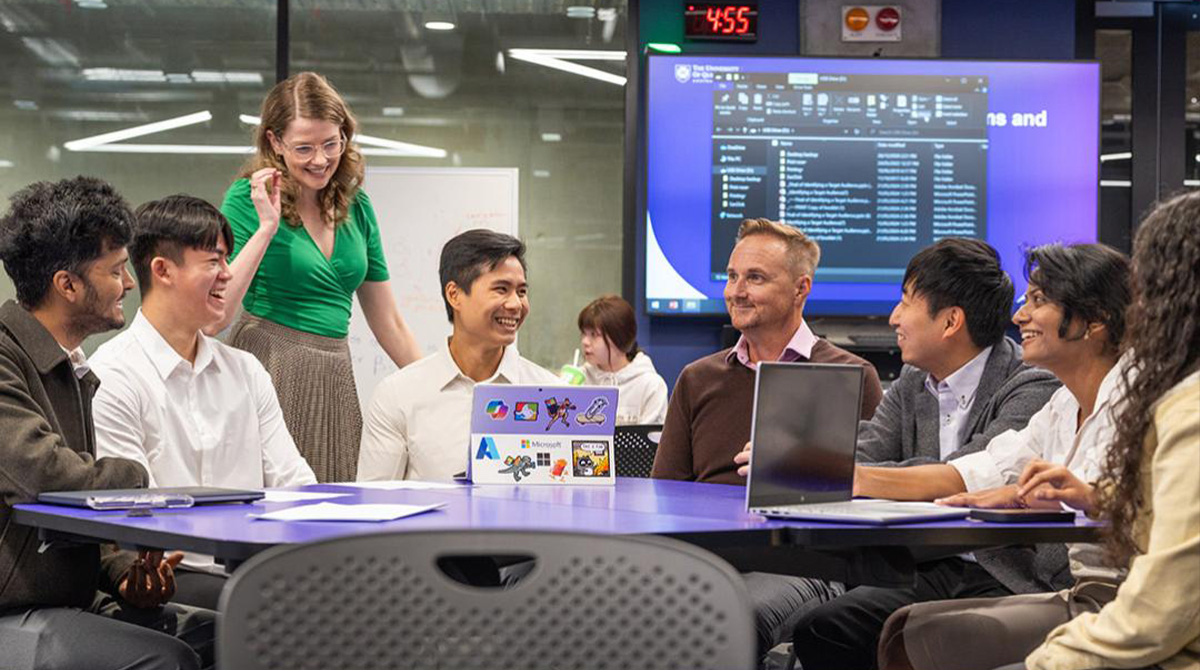 UQ Business and Economics Learning Environment 昆士蘭大學商業與經濟學生於課堂中進行小組討論與協作學習