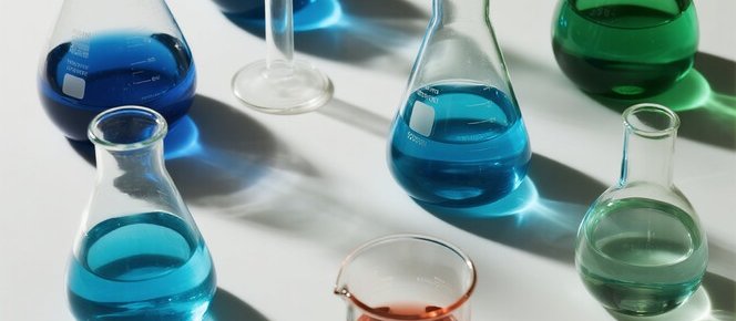 實驗室中盛載彩色溶液的錐形瓶——CCC 加拿大化學競賽理論與應用並重
