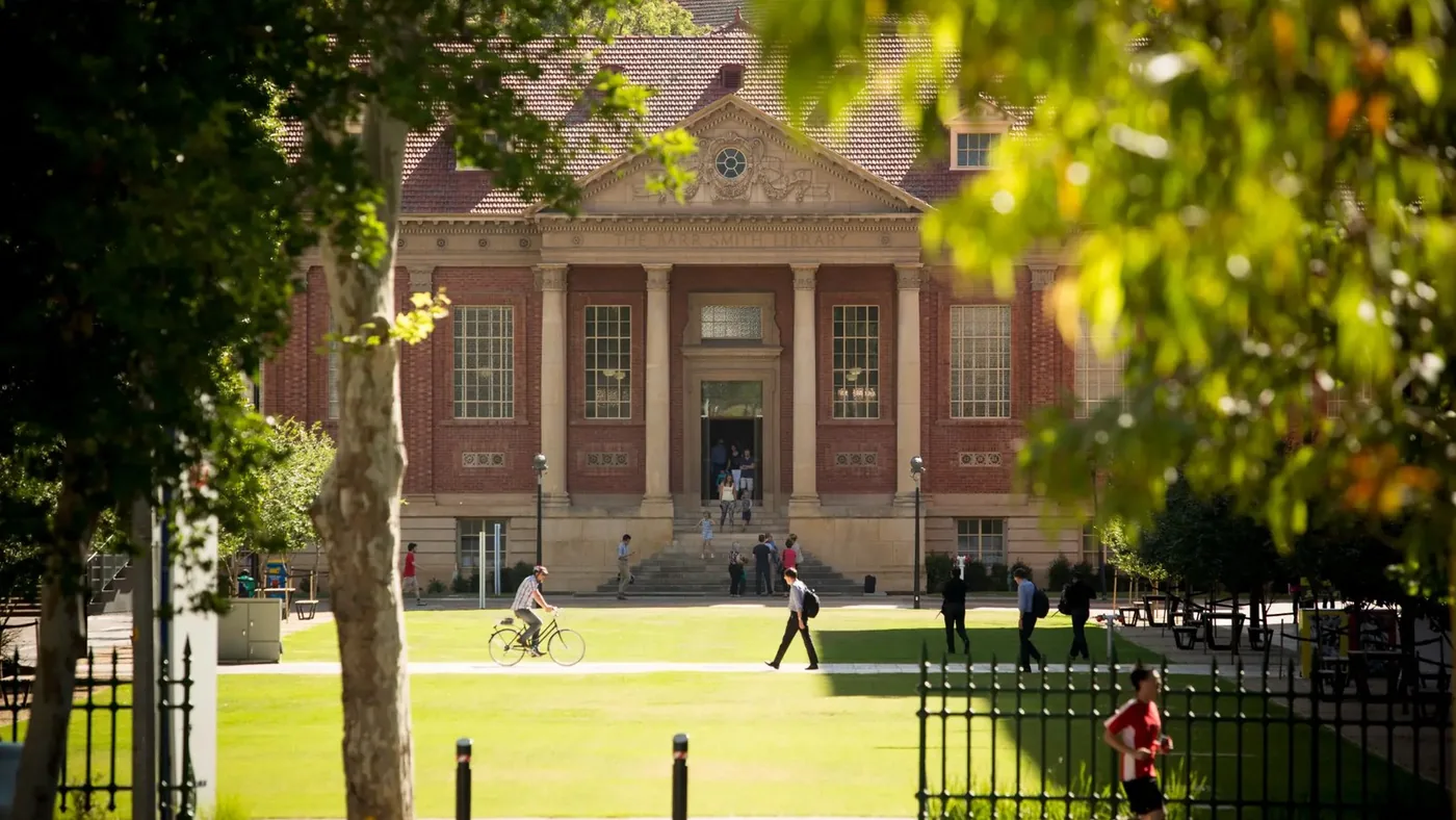 澳洲 Adelaide 大學校園，澳洲醫科有高中直入、銜接及學士後等不同路線