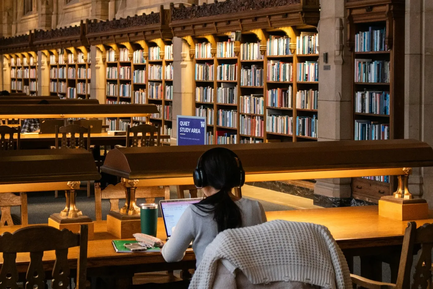 準備英國醫科申請的學生在大學圖書館整理選校及申請資料