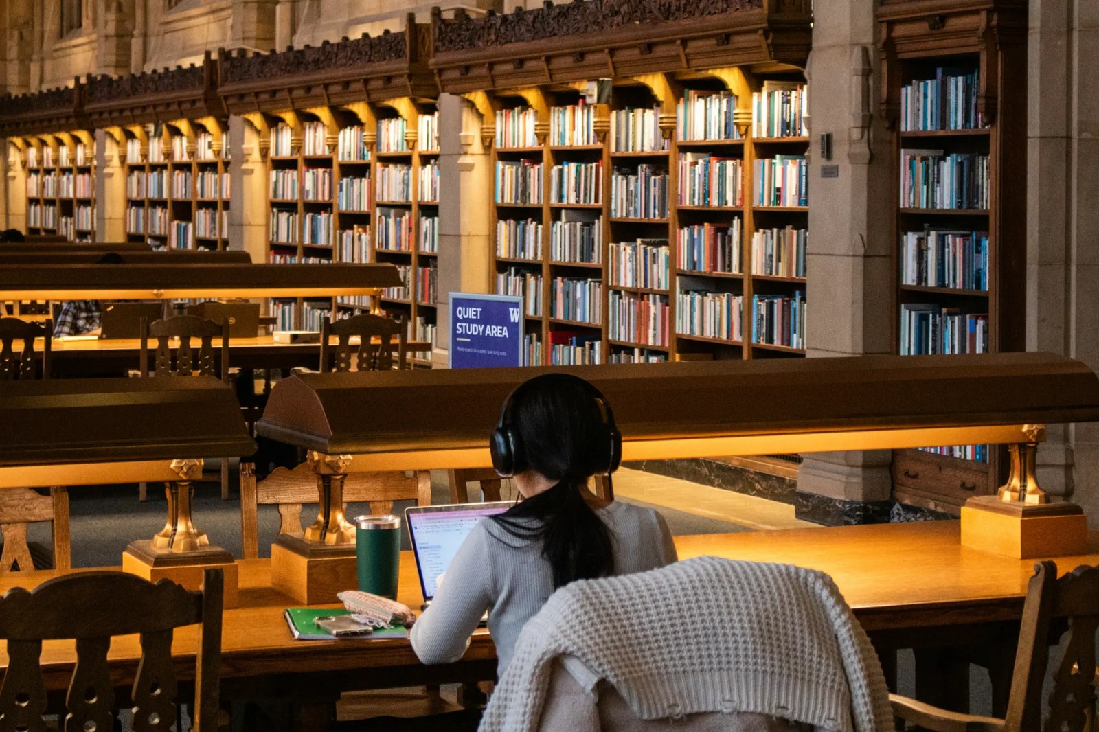 英國大學圖書館安靜自習區內學生專心溫習