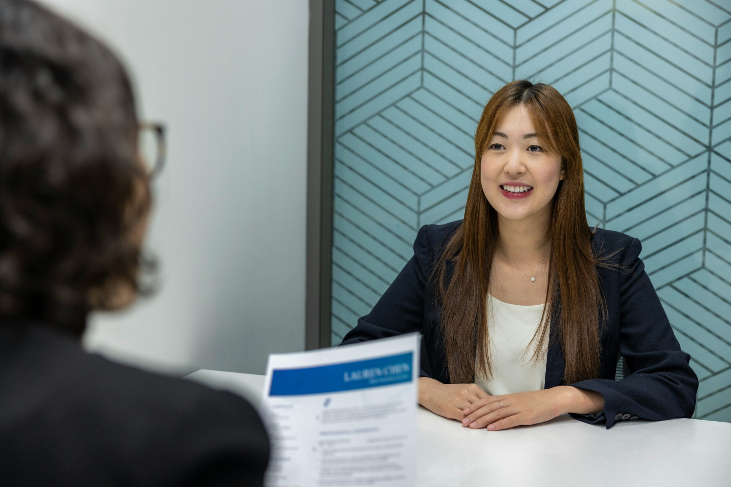 一名使用者雙手在筆記型電腦鍵盤上打字的特寫，表現出辦公或學習的狀態。