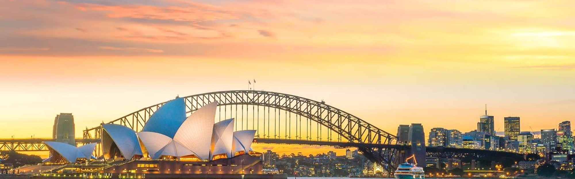 Adelaide University 航空學生於訓練飛機前合照