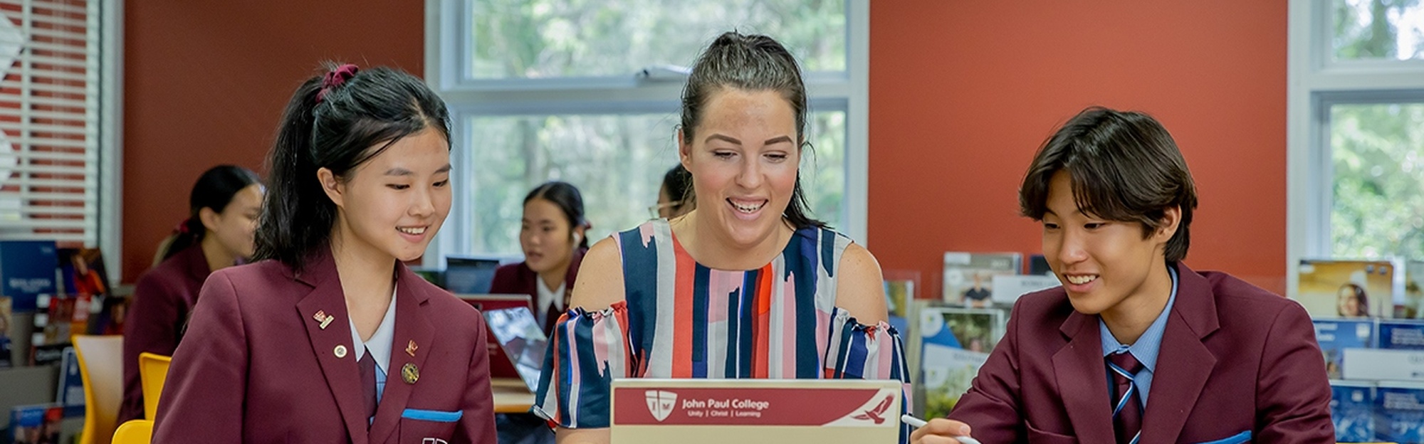 學生於航空模擬器內進行飛行訓練，體驗真實駕駛艙環境